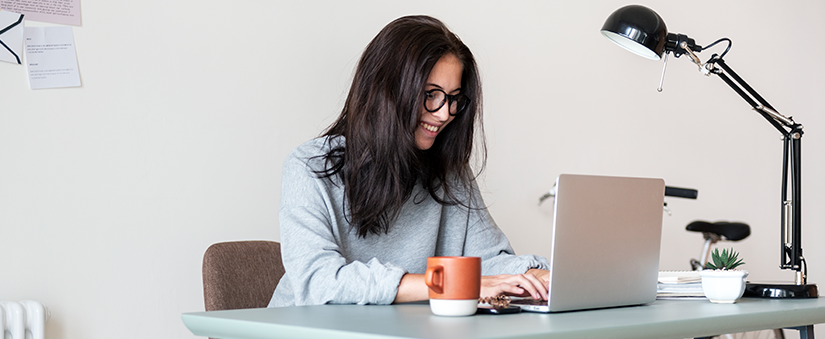 Fluxo de cadência: mulher sorridente usa o computador