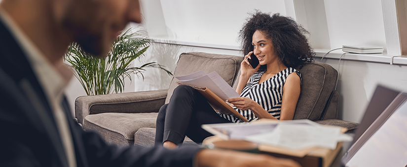Fluxo de cadência: mulher fala ao telefone sentada no sofá