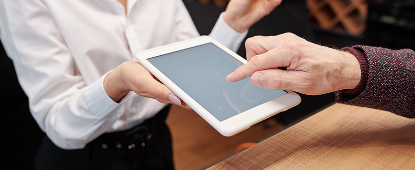 Assinatura Eletrônica: pessoa realiza assinatura num tablet branco