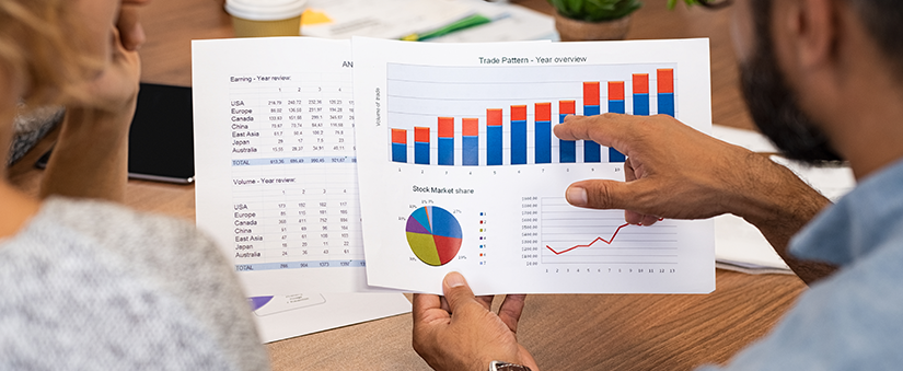 Business Intelligence - Pessoas analisando gráfico
