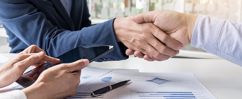 CRM - Pessoas dando aperto de mão
