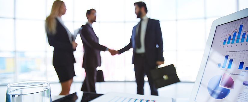 CV na prática - Pessoas de negócios com aperto de mão