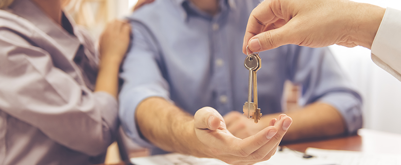 Comissão: corretor entrega chave a casal