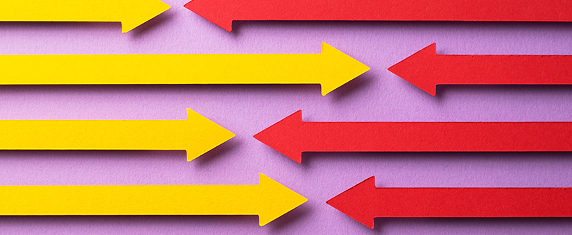 Como motivar sua equipe de corretores de imóveis: setas amarelas apontam para a direita; setas vermelhas apontam para a esquerda. Elas se encontram no meio da imagem.