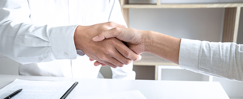 Corretor 2.0: duas pessoas apertam mãos