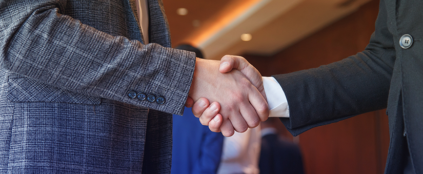 Follow up: cliente e corretor apertam mãos