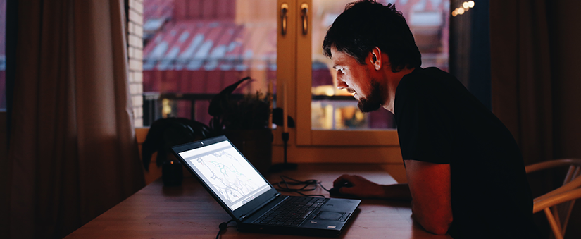 Home office: funcionário olha para tela de laptop