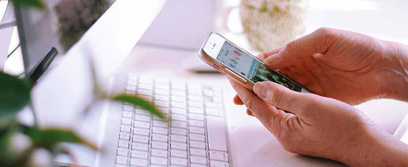 Instagram: mãos femininas acessam o Instagram pelo smartphone