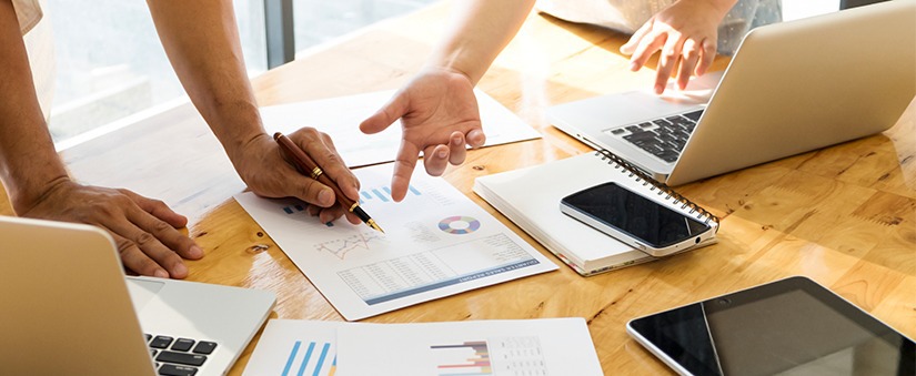 KPI - Pessoas analisando gráfico