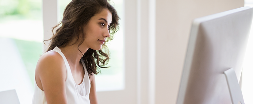 Novo Portal do Cliente: moça usa o computador