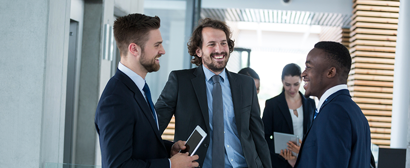 Tendências de consumo: três empresários sorrindo entre si