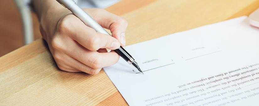 Valorização de imóveis - Mãos assinando documento