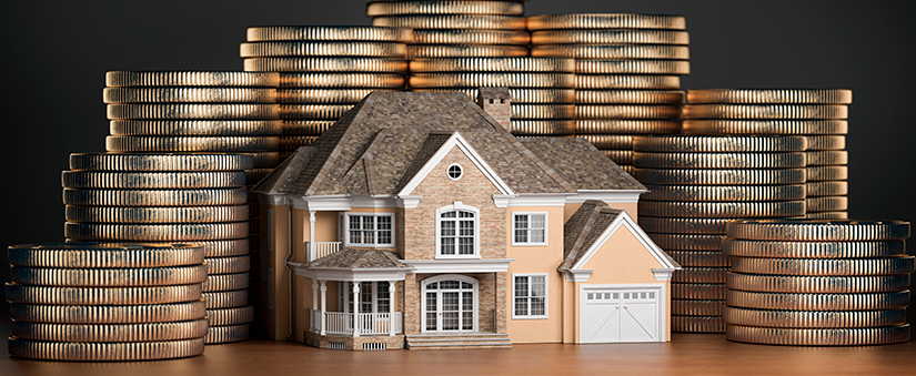 Vender mais imóveis: casinha de brinquedo com várias moedas empilhadas atrás