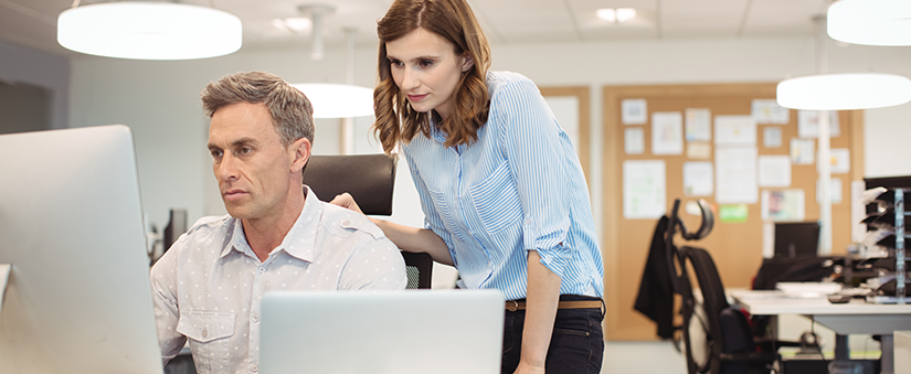 Automação de Marketing - Pessoas olhando para tela de pc