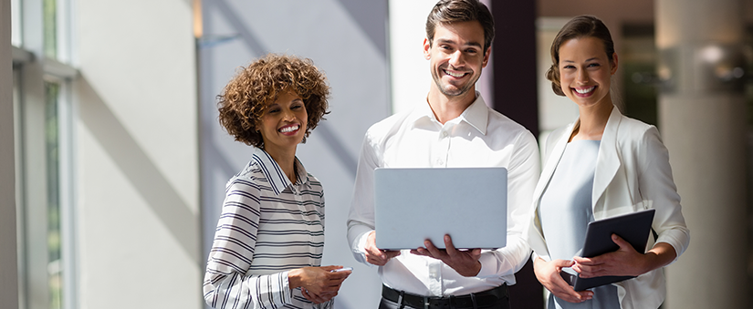 Automação de Marketing - Pessoas com notebook sorrindo