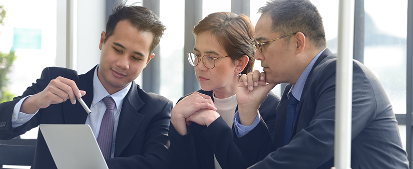 Canal de atendimento - Pessoas de negócio reunidas