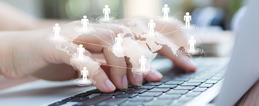 CV + DocuSign - Mãos e notebook