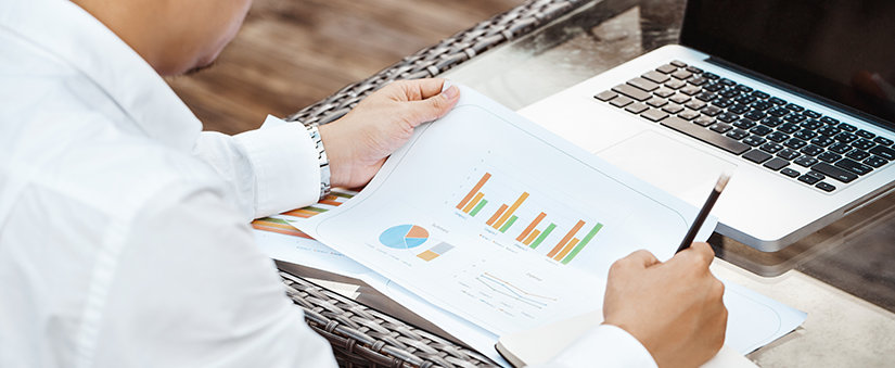 Distrato imobiliário - homem com gráfico em mãos