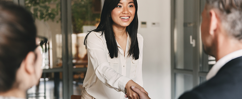 Experiência do consumidor - Aperto de mão entre homem e mulher