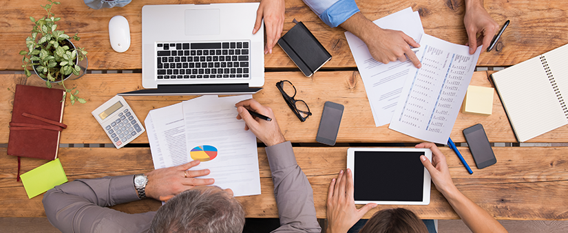 Google Ads para incorporadoras Google Ads para incorporadoras - Mesa com equipamentos e planejamento