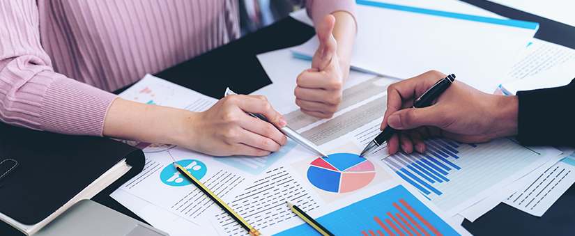 Marketing Digital - Pessoas olhando grafico