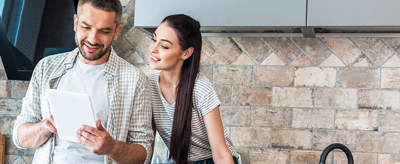 Automação de Marketing: casal analisa tablet