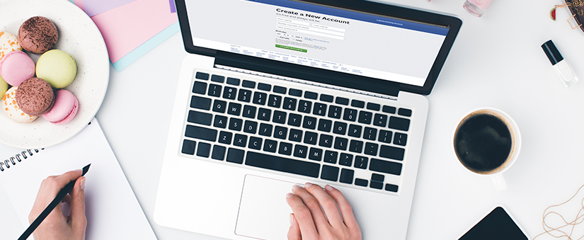 Automação de Marketing: mãos utilizam notebook em vista superior