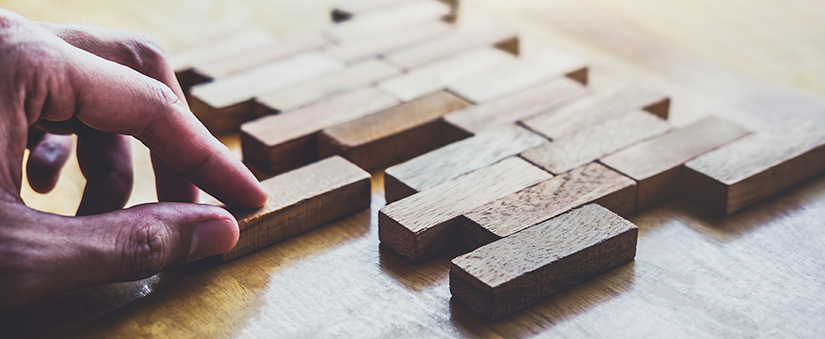 Processo comercial: mão encaixa blocos de madeira uns nos outros