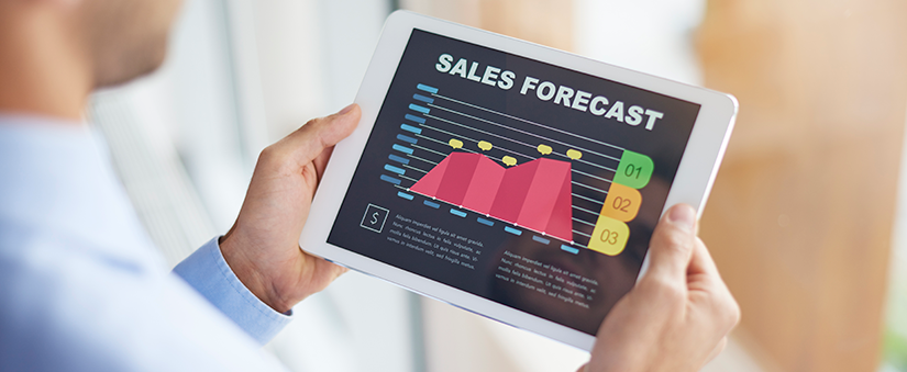 Processo comercial: mãos seguram tablet com estatísticas de venda