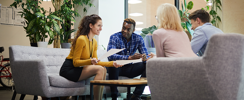 Processo comercial: colaboradores sentam ao redor da mesa e conversam
