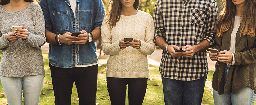 Redes sociais para incorporadora: pessoas alinhadas usando celular