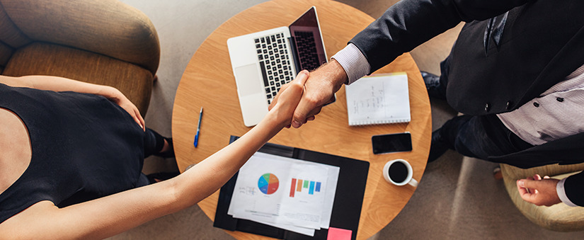 Mapeamento do processo de vendas: pessoas dão as mãos