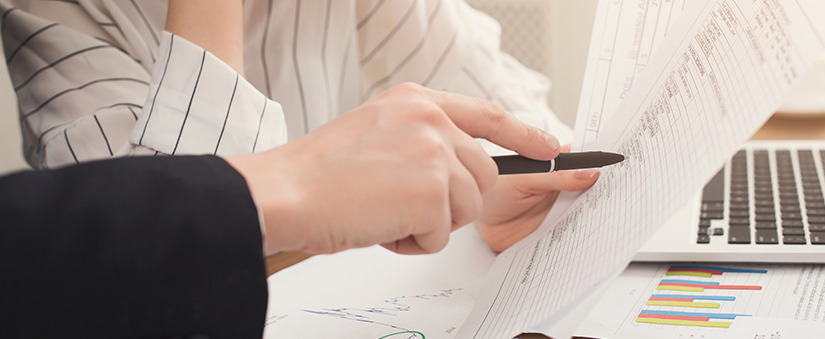 Redes sociais do corretor de imóveis: corretor aponta para documentação de cliente