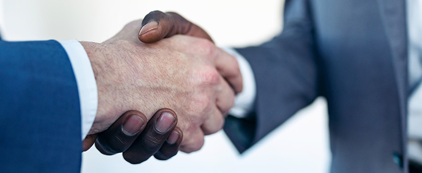 Customer Sucess: duas pessoas se cumprimentam dando as mãos