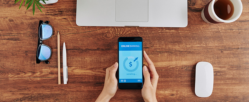 Transformação digital: mão segura smartphone na frente do laptop Transformação digital: mão segura smartphone na frente do laptop