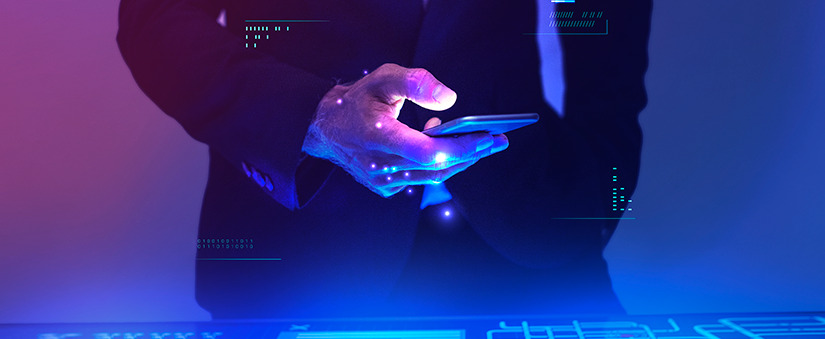 Transformação digital: homem segura celular Transformação digital: homem segura celular