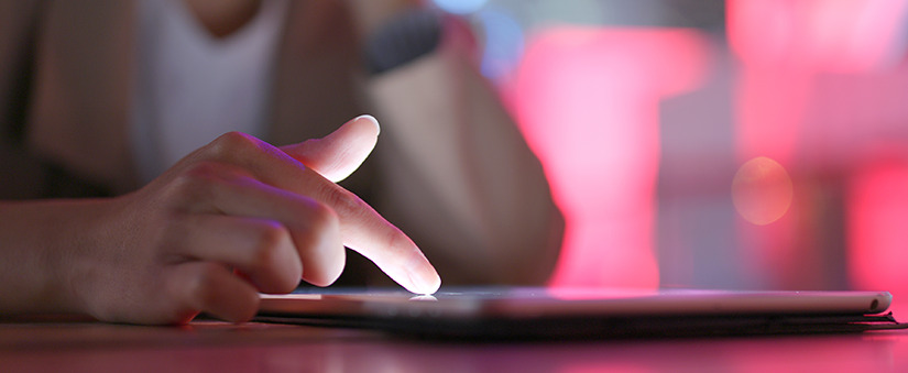 Transformação digital: mão utilizando tablet Transformação digital: mão utilizando tablet