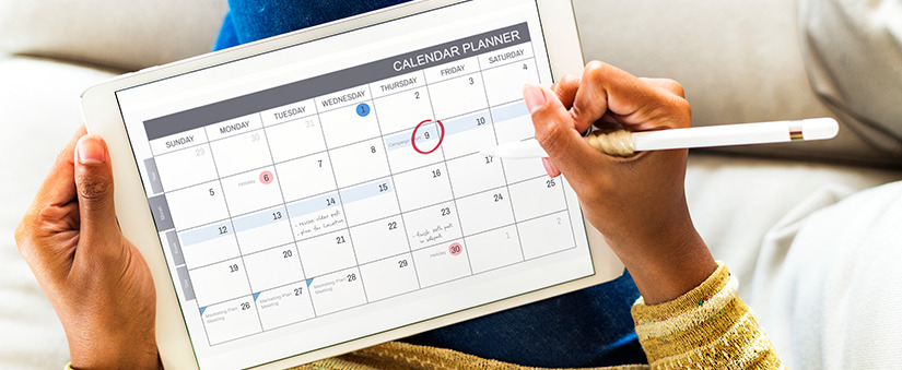 Ferramentas: pessoa circula datas no calendário virtual em tablet