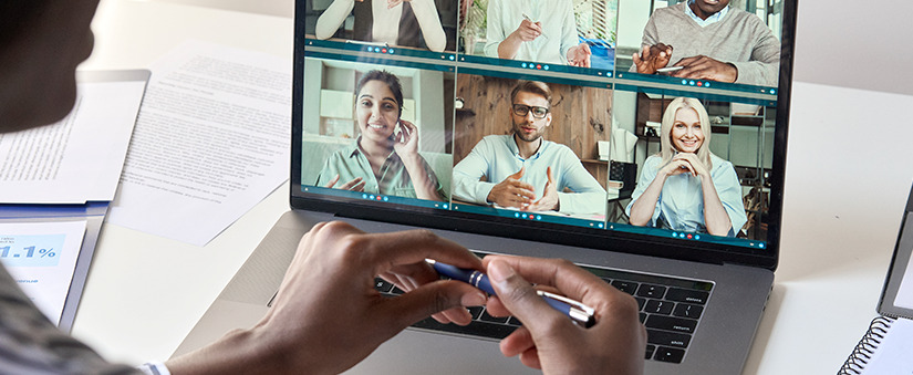 Ferramentas: colaboradores conversam em reunião virtual via computador