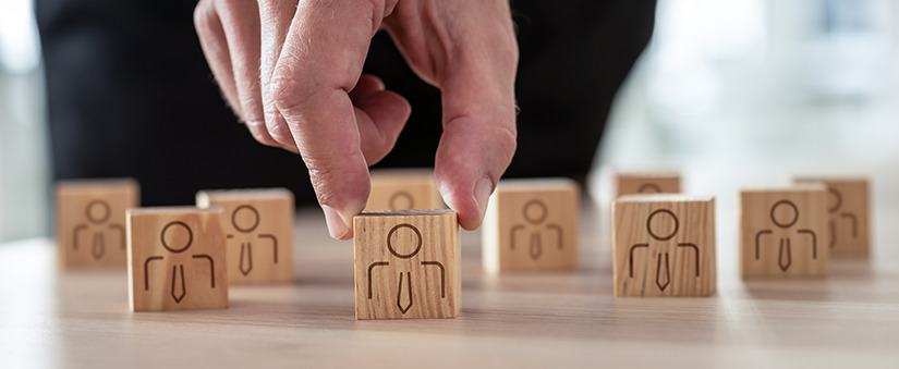 Ferramentas: mão segura blocos de madeira com personagens