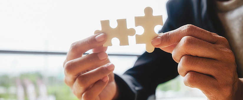 Vendarketing: pessoa segura duas peças de quebra-cabeça