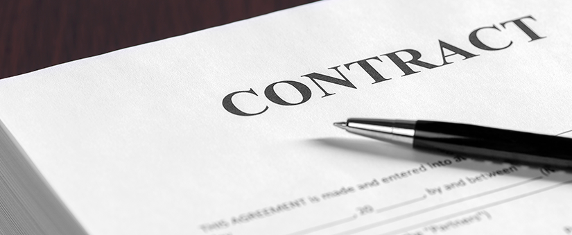 Distrato Imobiliário: página de contrato com caneta