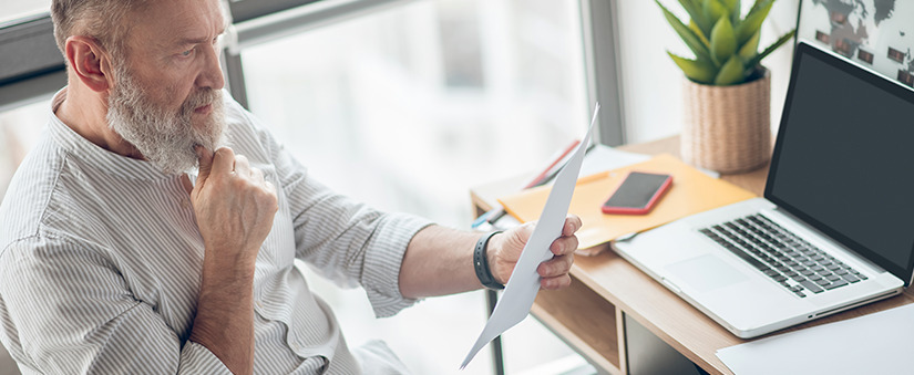 Distrato Imobiliário: gestor analisa contrato com preocupação no olhar