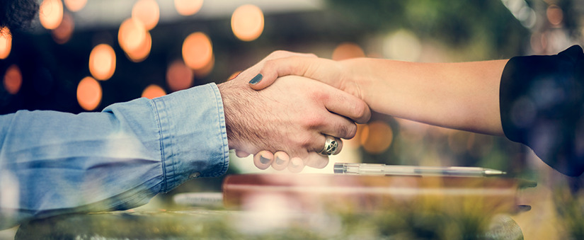 Marketing pessoal: pessoas apertando mãos.