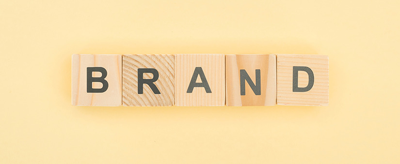 Peças de madeira com palavra "brand" escrita