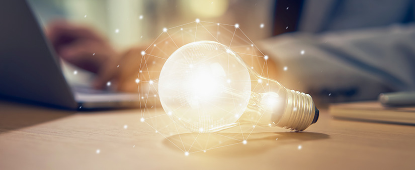 Suporte ao cliente: lâmpada brilhando apoiada numa mesa