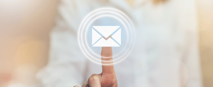 Dedo clica em ícone de email no ar