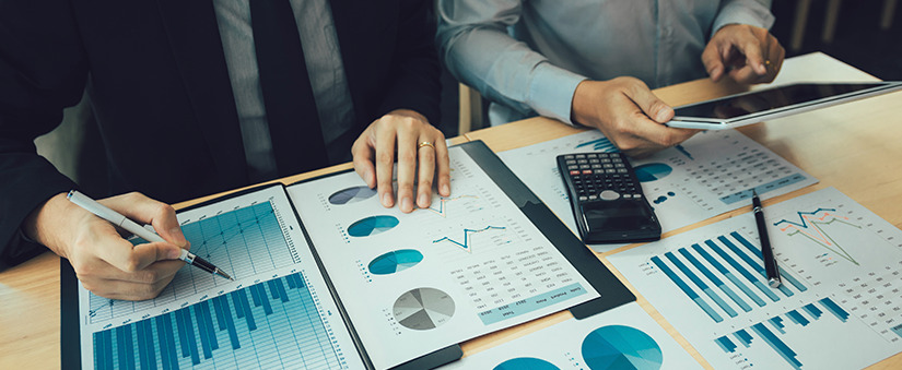 Painel do gestor: equipe de gestores analisa planilhas e dados