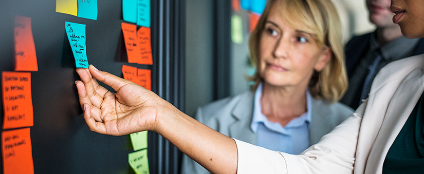 Painel do gestor: colaboradoras olham post-its