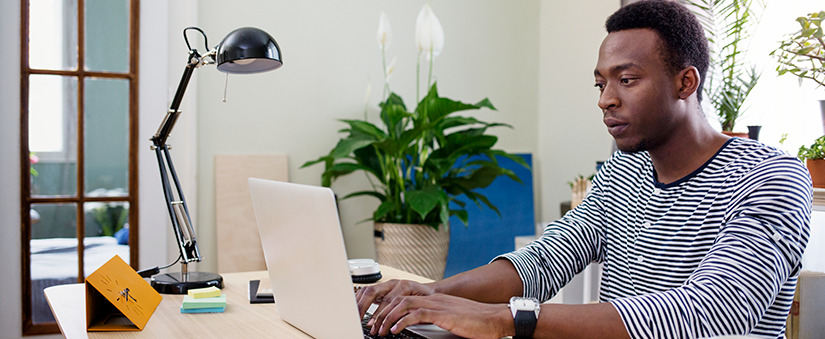 Home office: colaborador usa computador em escritório caseiro